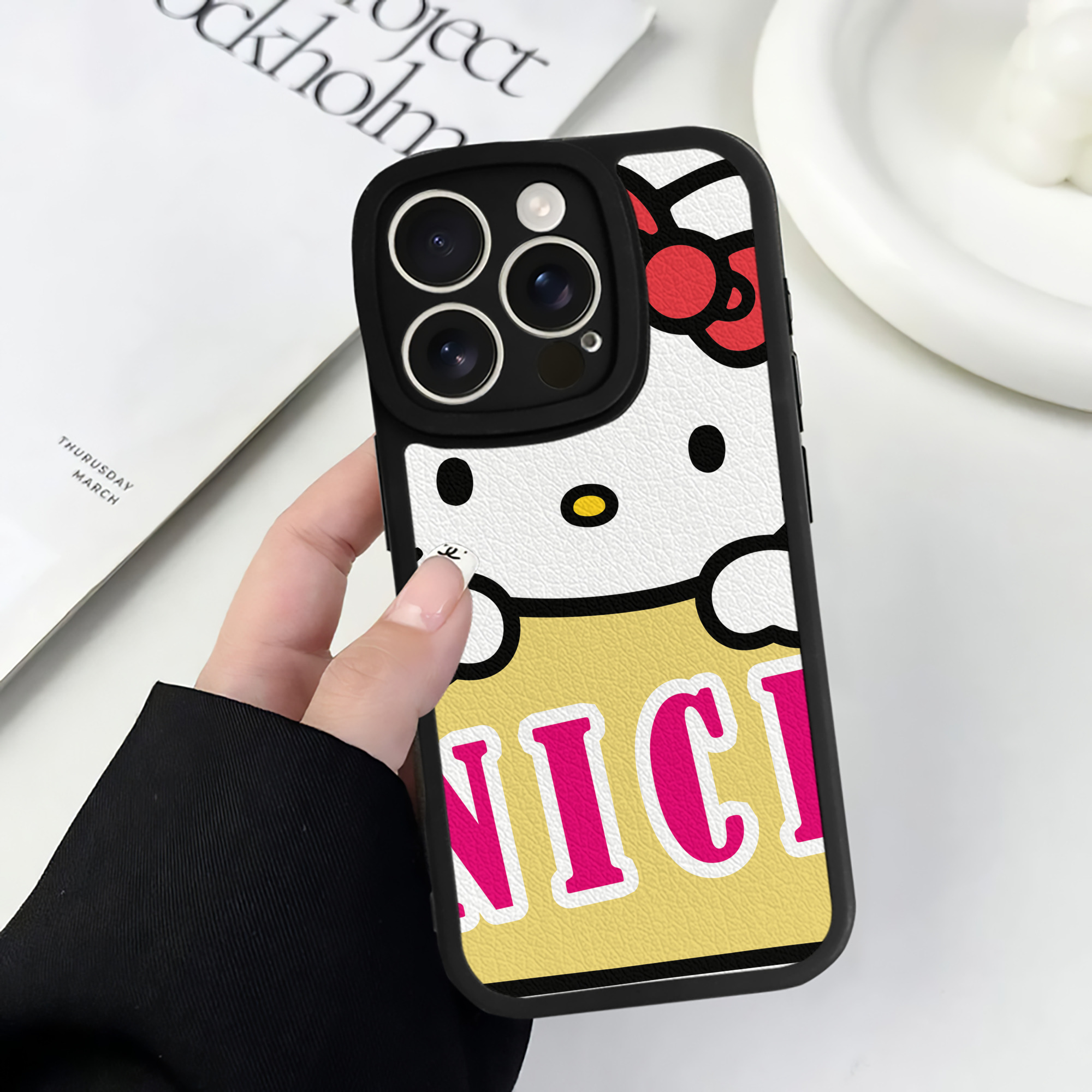 （画像用） Hello Kitty ハローキティ 【iPhone 16シリーズ対応】シリコンスマホケース（レザー調） 材質：シリコン